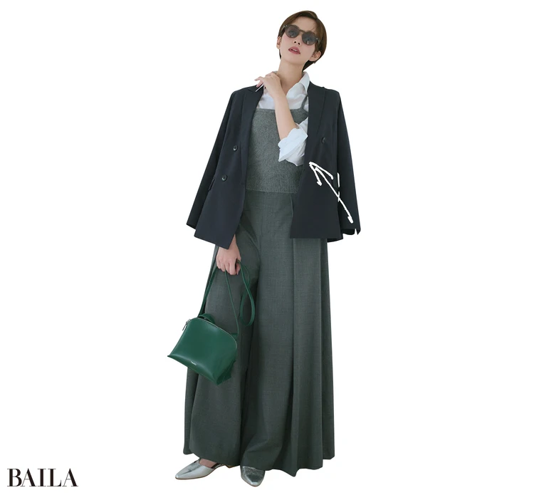 袖はラフに折ることで 立体感が出て メリハリポイントに!