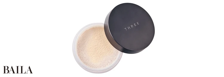 アドバンスドエシリアルスムースオペレーター ルースパウダー 01 ￥6050／THREE