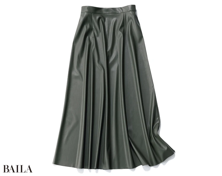 さりげない光沢感が美しいレザーライクな素材のスカート。
