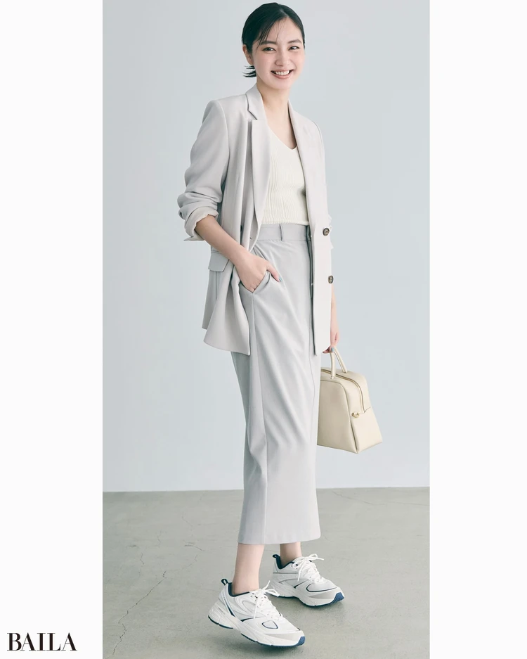 9月25日（木）のコーデ　新川優愛　スカートコーデ