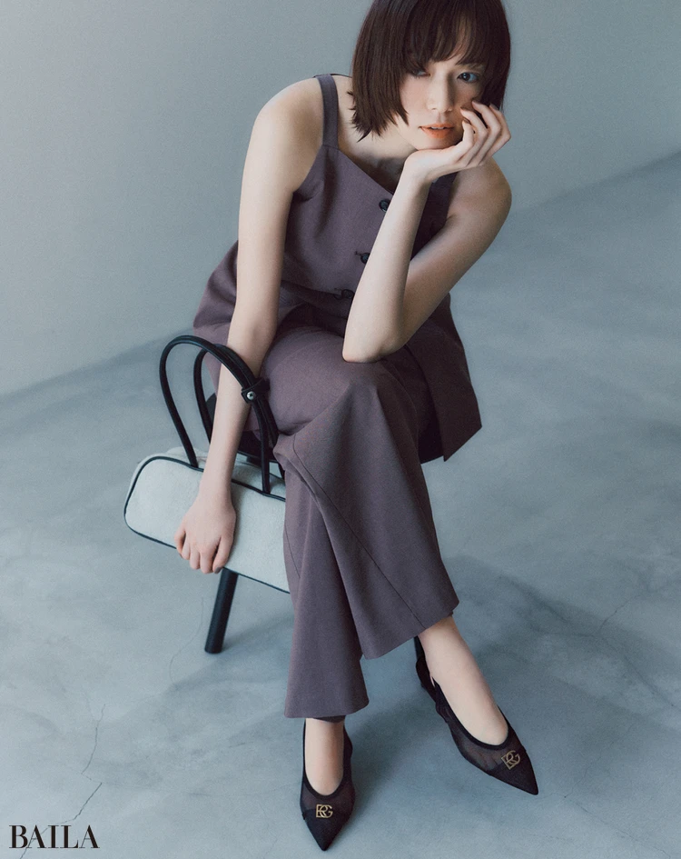 きちんとパンプス を"透ける靴"に変えて足もとから軽やかに