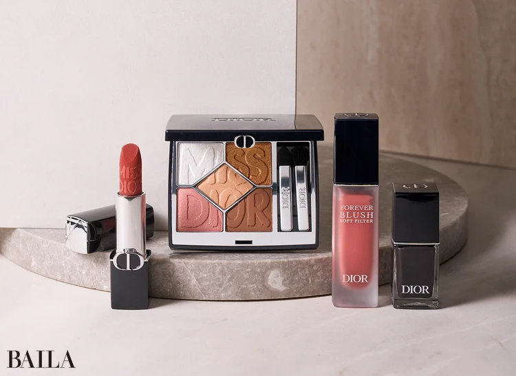 右から：ディオール ヴェルニ 908（数量限定品) ¥4620、ディオールスキン フォーエヴァー ブラッシュ ソフト フィルター 02 ¥5940、ディオールショウ サンク クルール 664(数量限定品) ¥11550、ルージュ ディオール 100V(数量限定品) ¥6270／パルファン・クリスチャン・ディオール