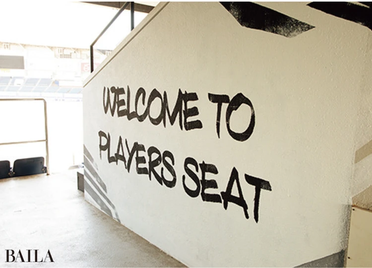 1塁側内野席の「プレイヤーズ・シート」。壁面の選手ペイントには直筆サインも！