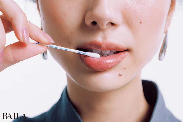 ニコッと笑ったときに表から見えない内側部分を綿棒で一周拭って、余分な水分をおさえておけば歯紅予防に。ベージュ系カラーなら色落ちも目立ちにくい。