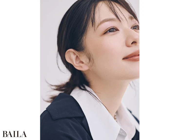 目もとは秋ラメ、頰はパールでデイリーメイクに多幸感