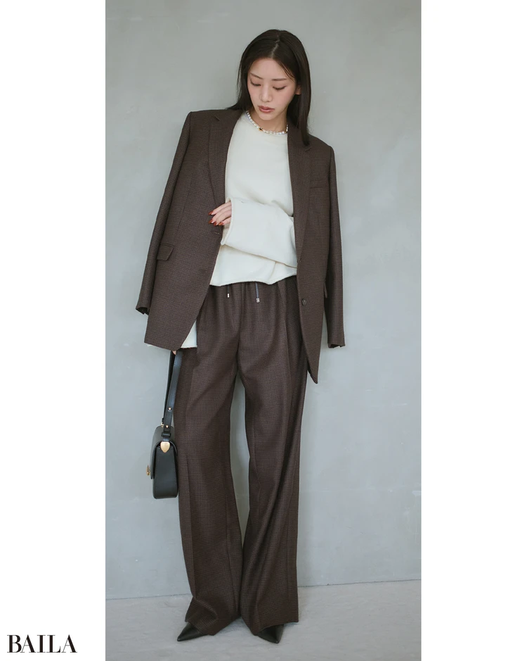 大人なカジュアルにあえての遊びネックレスが映える