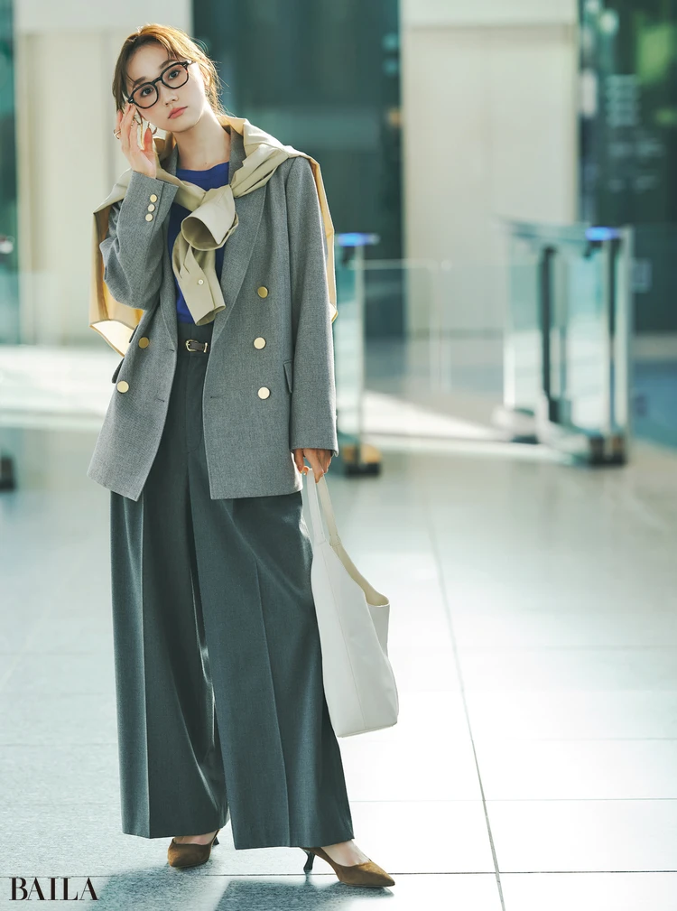 《DAY5》ジャケットにシャツを巻いて、おしゃれなオーナーさんの経営する取引先のカフェへ