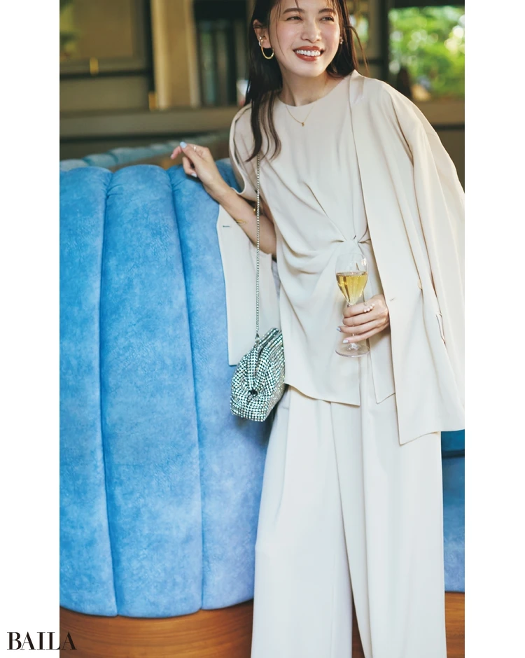 サッと着てエレガントに決まる淡色と落ち感が魅力