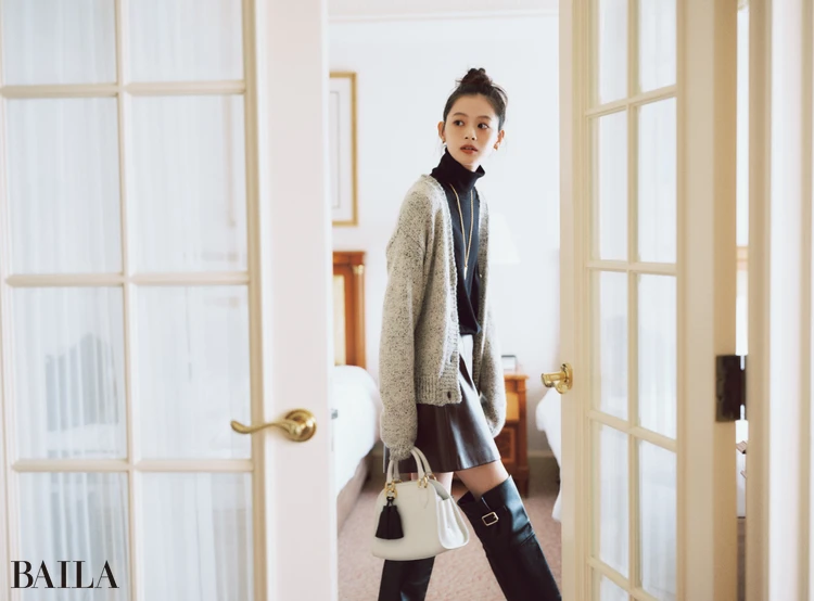 さらりと羽織ったミックスカラーのカーデのおかげでミニ丈スカートを照れずに楽しめる