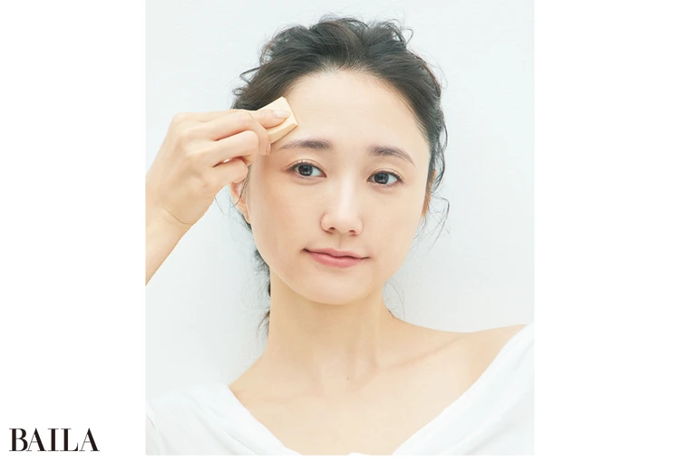 《3》最後はスポンジでおでこ＆あごを追い塗り