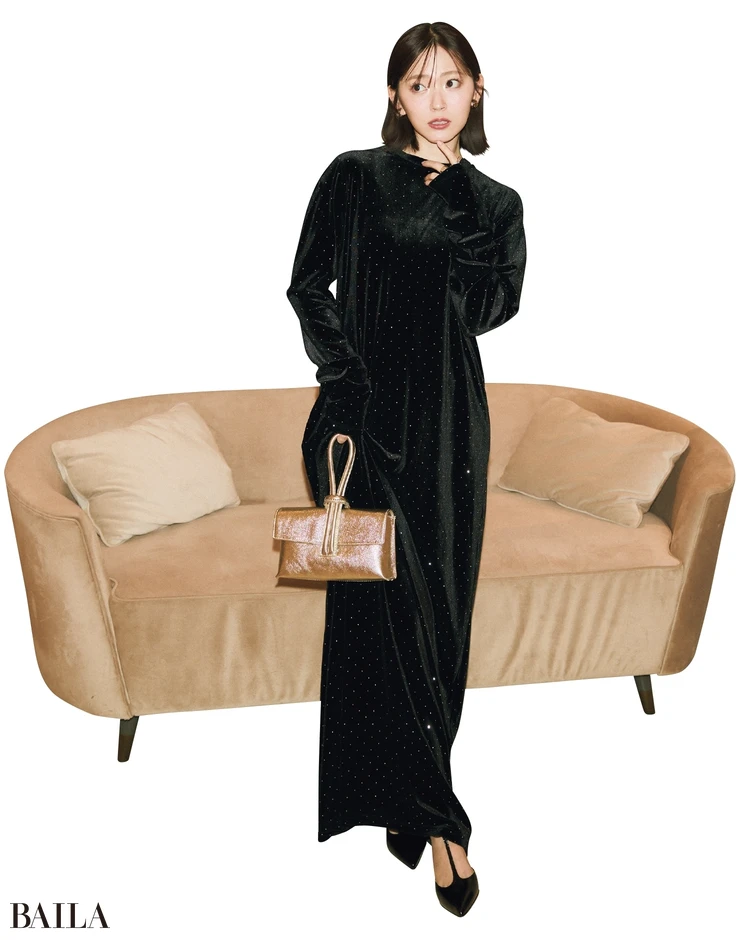 メタリックドットきらめく“かぶり知らず”な黒ワンピ