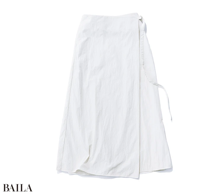 シワ加工が施されたデザインだから、持ち運びや長時間の移動でも安心。スカート￥53900／エイトン青山（エイトン）