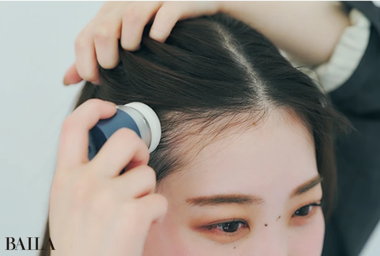 《1》キャップに隠れる部分の頭皮全体にもパウダーを仕込む。片手で髪の毛をかき分け、地肌に直接はたくのがコツ。