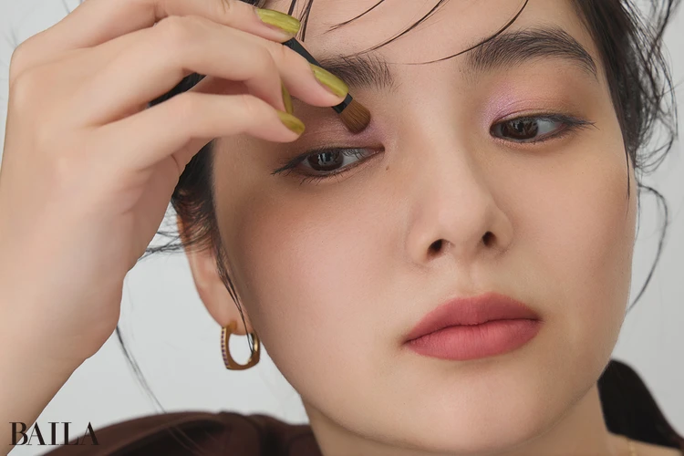 新川優愛　プロセス2　目頭にパープルのアクセントをON