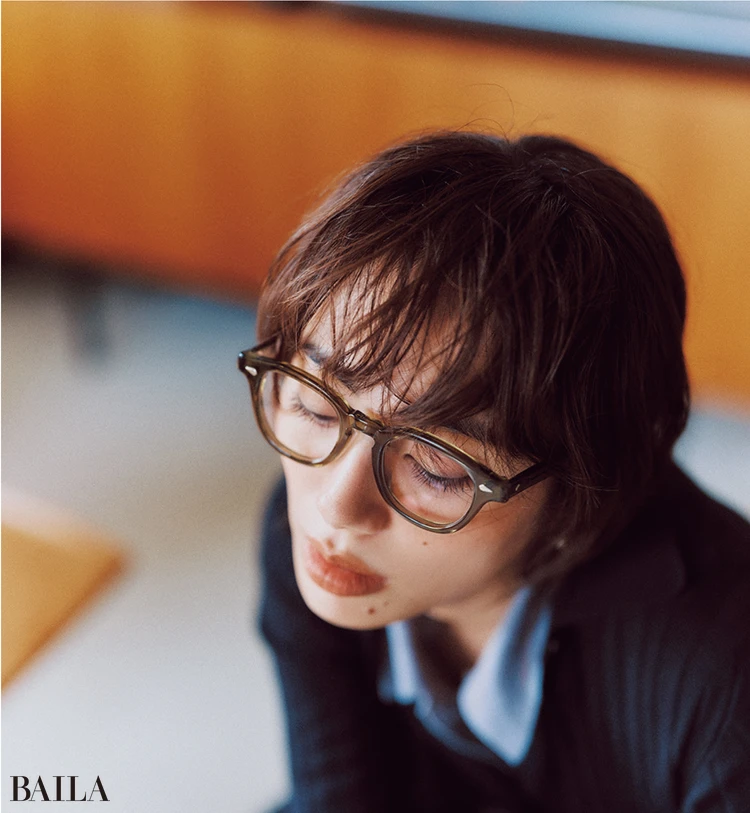 フレーム太め＆レンズは大きめで ＂あえて＂の洒落感をアピール