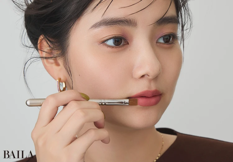 新川優愛　プロセス4　マットなローズ系リップはブラシ塗り