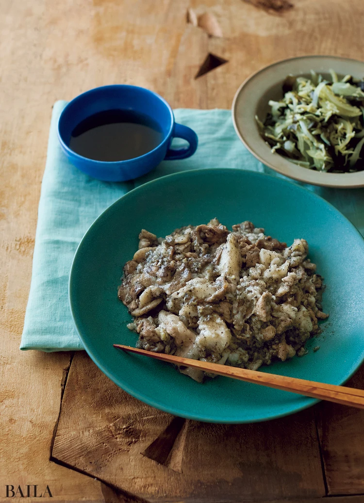 豚と長いもの黒ごま炒めとしらす、玉ねぎ、わかめのごま油蒸し