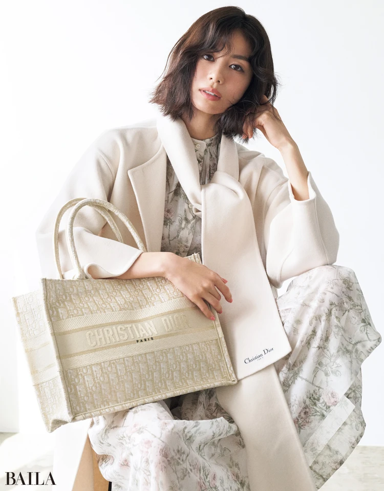 高揚感のあるアイコントートで冬の白をラグジュアリーに遊ぶ