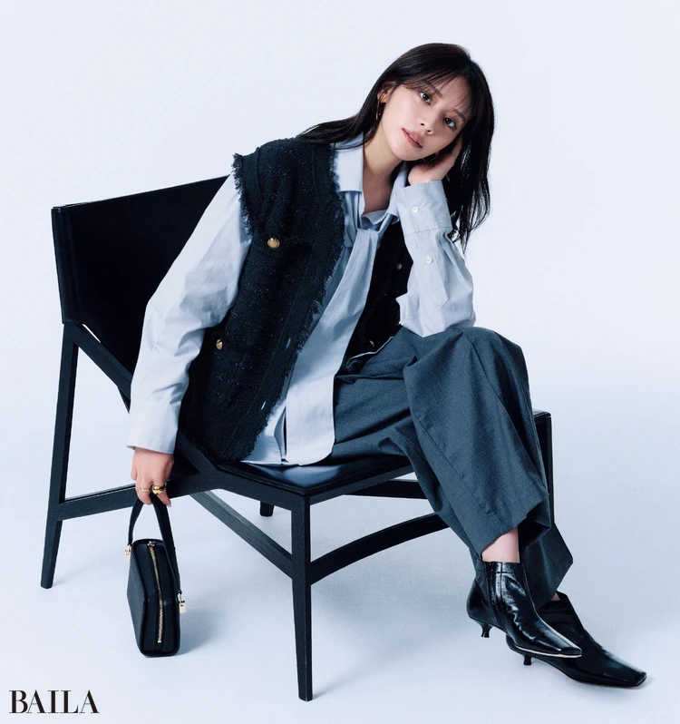 信頼感も着映えも欲張れるツイード&フリンジ袖の “3Dジレ”ならオフィスからイベントへも直行!