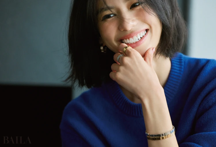 DIORのジュエリーと笑顔の佐藤晴美