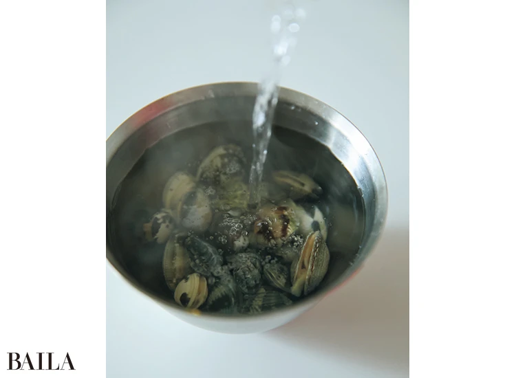 あさりは約50℃のお湯につけ ると短時間で砂出し完了。熱湯と 冷水を半分ずつでこの温度に