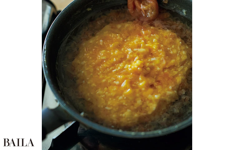 つくねを平らにならし、水分を加えたら、フタをして蒸し焼きに。