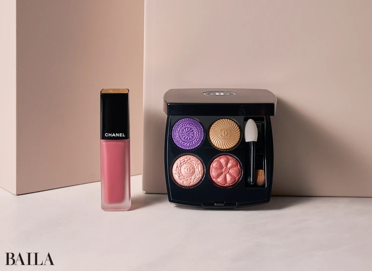 右から：レ キャトル オンブル ブトン 239(数量限定品) ¥11880、ルージュ アリュール リクィッド ヴェルヴェット 242 ¥6270／シャネル