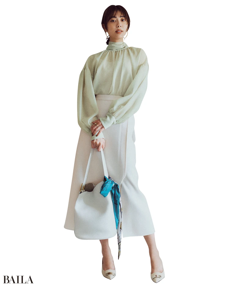 抜群に着映えるボウタイをミニマムな輝きで引き立たせて