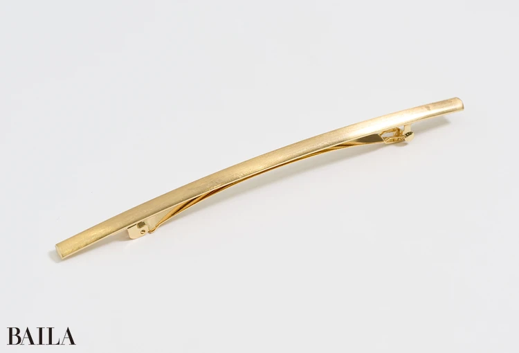 ストレートなラインのシンプルなアクセサリーの上にシュシュをかぶせるアレンジワザで使用。ヘアアクセサリーとシュシュ（ともに３COINS）。