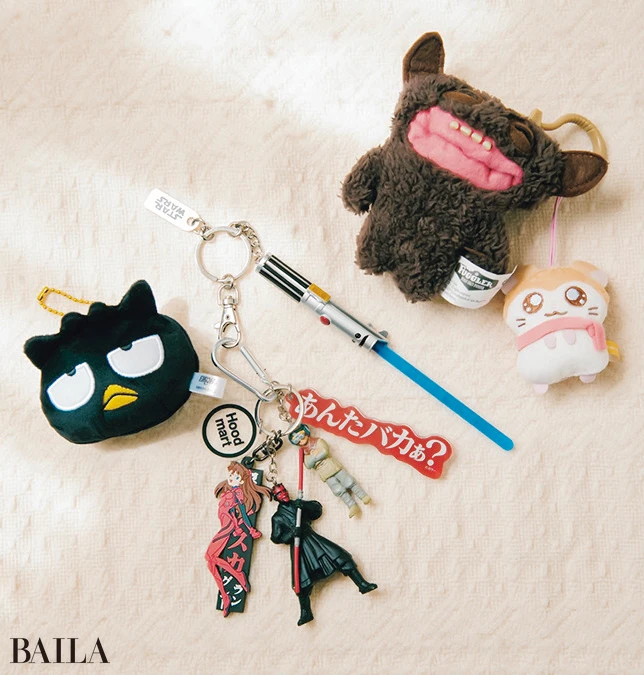 ファグラーモンスター＆『とっとこハム太郎』のマフラーちゃんのコンビ デッドストックのチャームをカスタムしてくれるフッドマートのキーホルダーはサブカル感強めでお気に入り！　セリアで購入したばつ丸くんのマスコットはどんなコーデにも合うので出番が多め