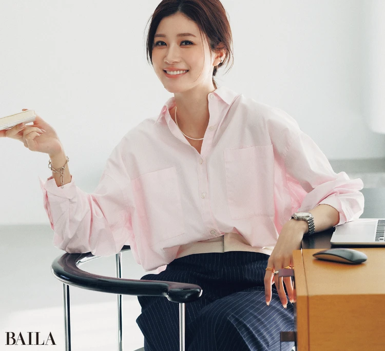 モダンな地金コンビで着慣れたシャツに女らしいツヤ足しを