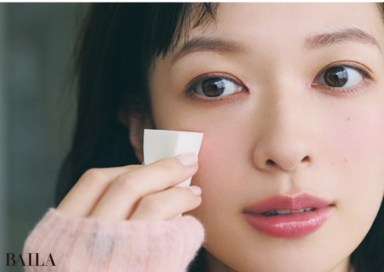 《1》Aのチークをブラシに混ぜ取り、一度ティッシュオフ。頰骨のいちばん高い位置を支点に、左右にブラシでぼかす。楕円形をイメージすれば、頰をキュッと引き締め。