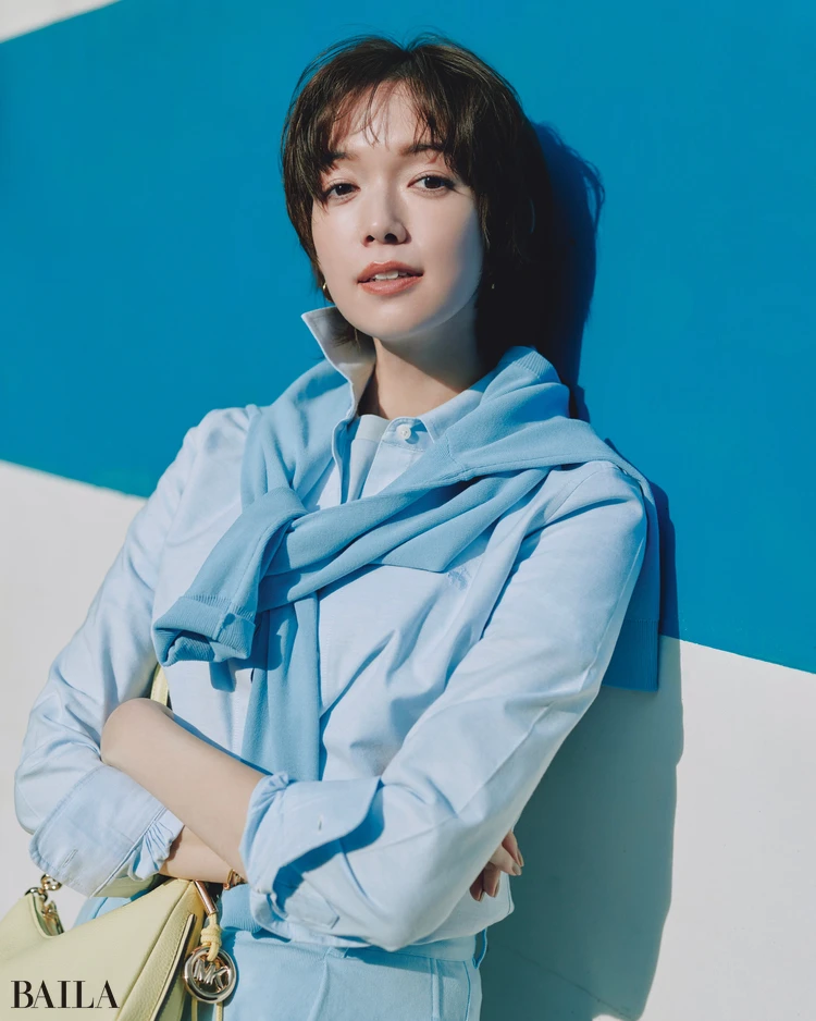 佐藤栞里　シャツコーデ