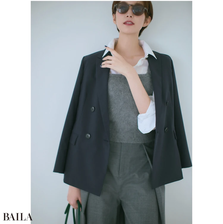 通勤に必須のテーラード×シャツも一枚挟むことで洗練