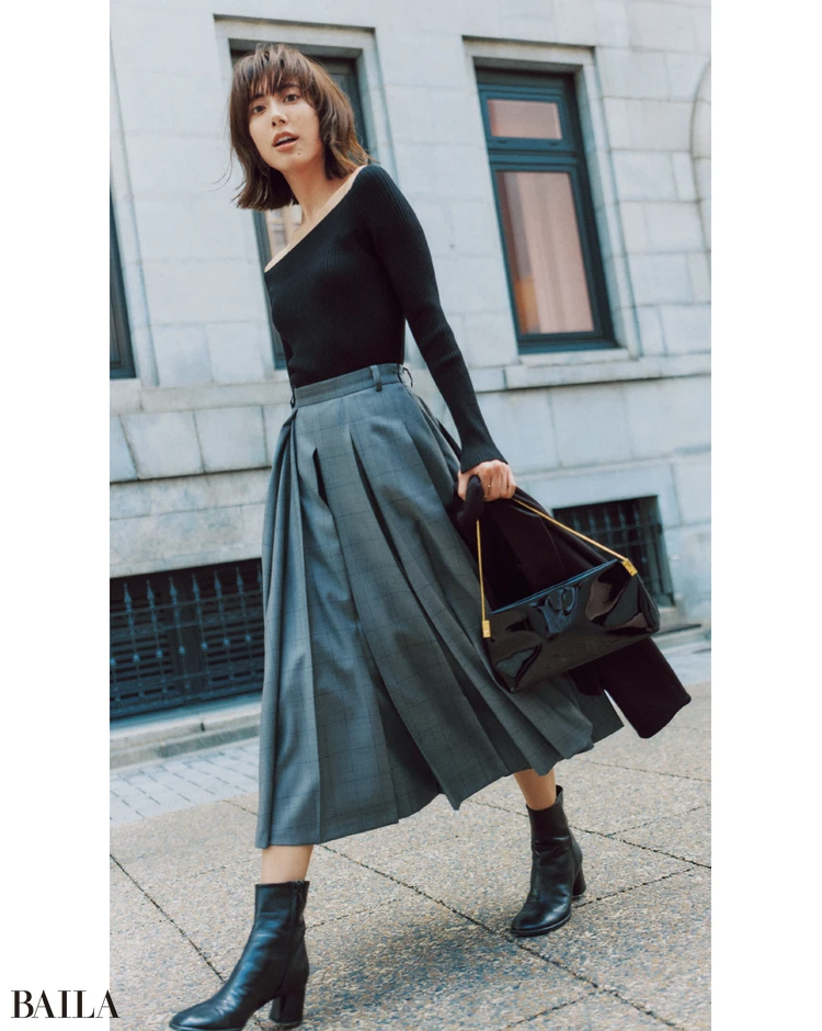 “柄”のおかげで地味色コーデも途端にリズミカル!