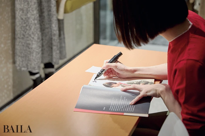 イベント後には参加者全員に直筆のサイン入り書籍が手渡され た。連載当時からレシピを参考にしていたメンバーは大感激。