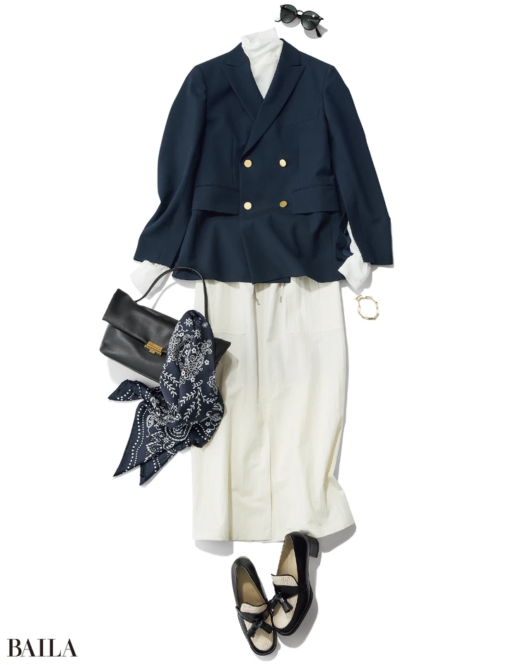 紺ブレ×Iラインの定番合わせを個性派ローファーで自分らしく