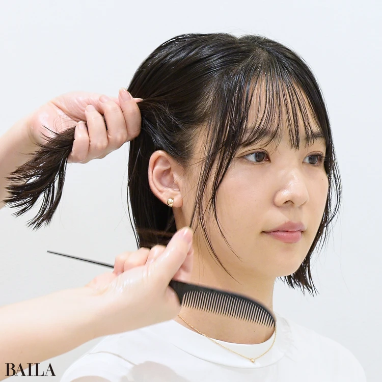大城琴里さん サイド髪を手で取り、顔回りの髪をコームまたは指先で少しずつ引き出します。顔回りの肌をカバーするよう、引き出した毛束を垂らします。