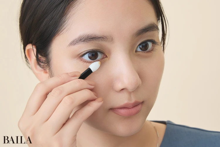 新川優愛　プロセス2　下まぶたにはゴールドを取り入れて抜け感をプラス