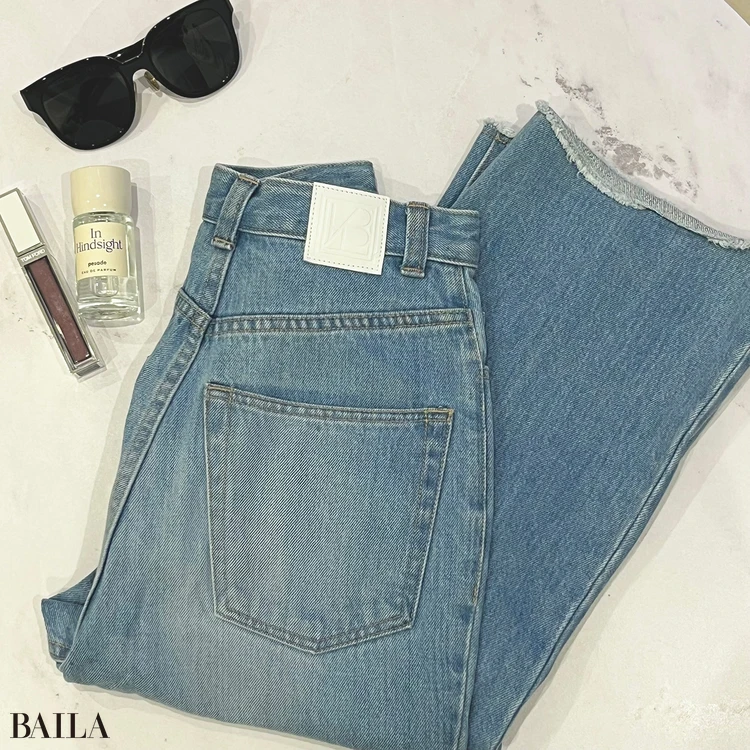 デニムは、「L’AUBE BLANC」のものです。ジャストサイズで細すぎず太すぎず、体型がいちばん自分の理想に近い時に購入しました。これが励みになり、そうなったら気をつけようという、戒めになっています。 