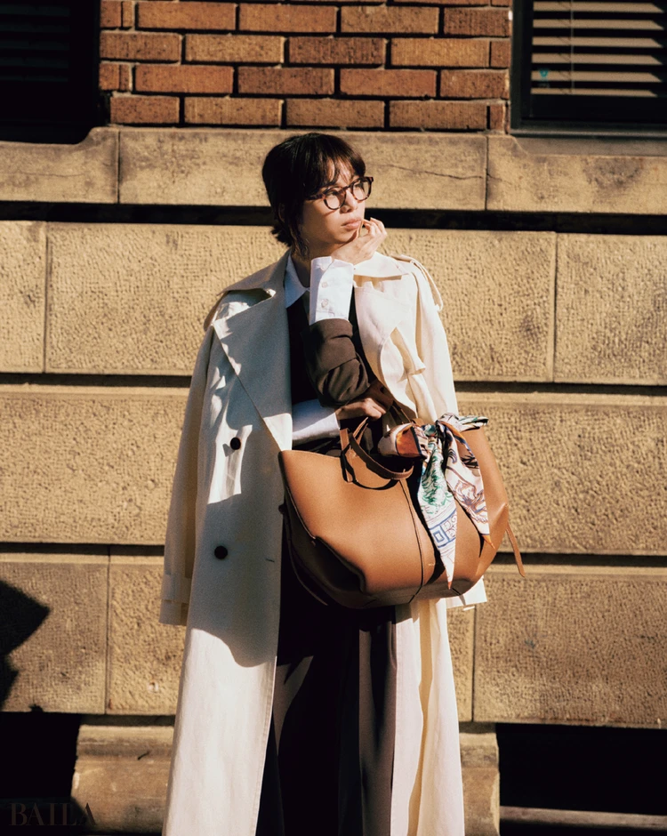 機能と美しさを兼ねたカーヴィシルエットに今の気分が凝縮