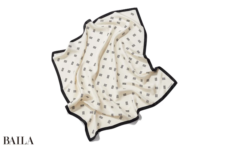 スカーフ（80×80）￥44000／ショールーム ロイト（バイ・マレーネ・ビルガー）