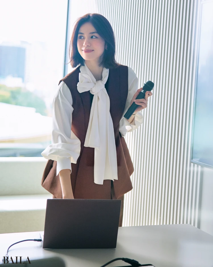 軽やかな華やかさをくれるあえての＂大きな＂ボウタイ