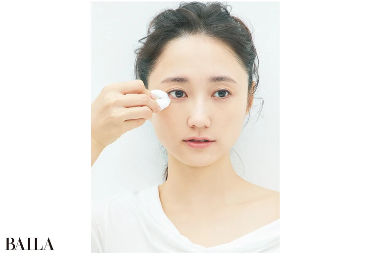 《2》目のキワ、口まわりはパフを折り曲げて