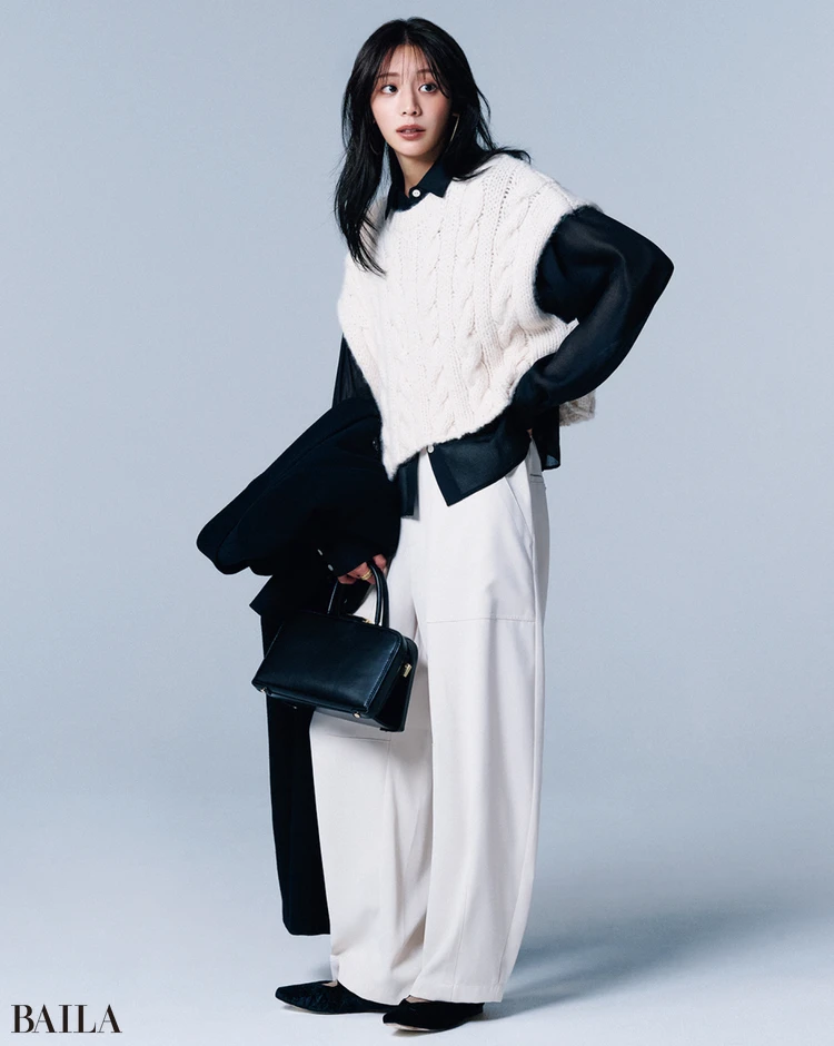 色っぽさのある透けは小さく効かせて。 マニッシュなコーデの中に女らしさが香る