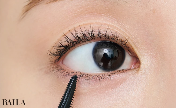 《2》下まつげはコーム型マスカラを