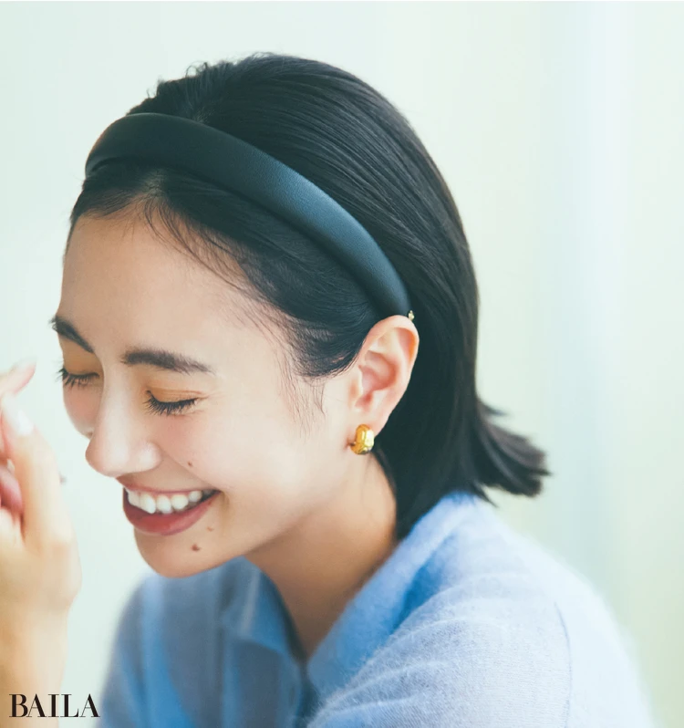 トレンドの波を受けて、レザー調やベロア、パールなど、大人に似合うヘアアクセが続々。仕事中も夜の楽しい会にも映えるノーブルで好印象なデザインをチョイスしたい。