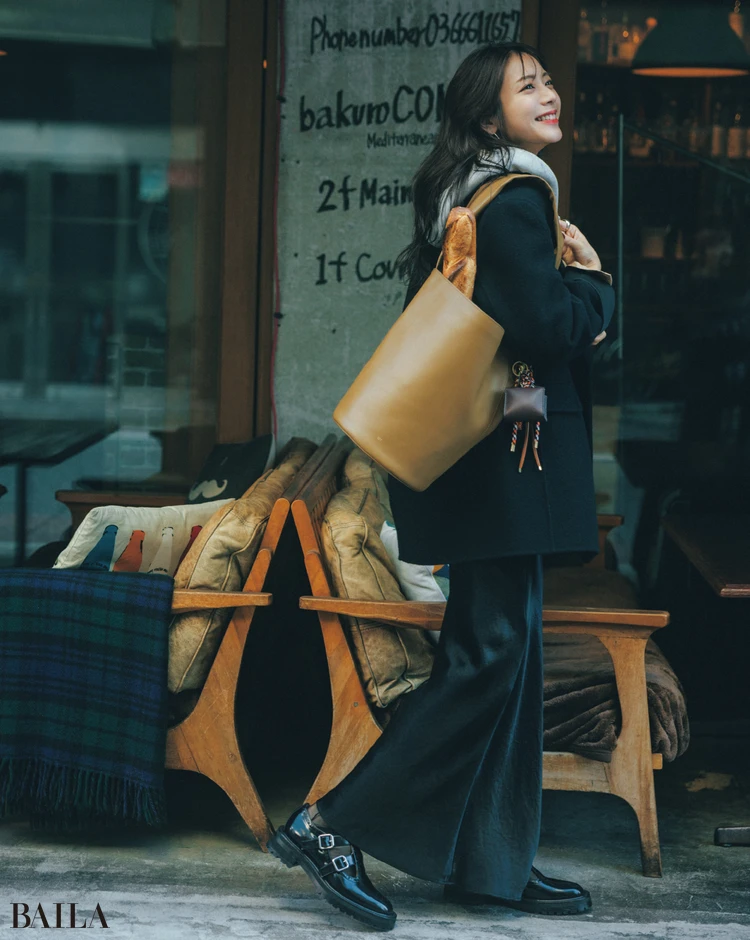 大容量できちんと自立する、なのに軽い。最高にちょうどいいバケットバッグ