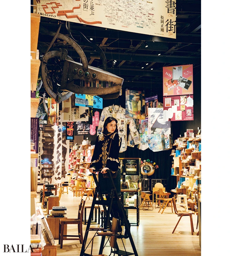 市川紗椰 「ブックス トリート」にて。「世界を読み解くための９ つの文脈」をもとに選書された2.5万冊の本 が、ずらりと並ぶ書棚は圧巻。ポップも にぎやか