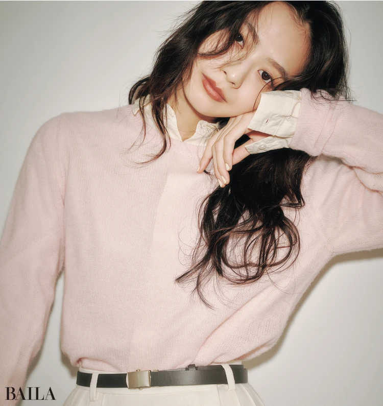 繊細なピンクを優しく引き締める、万能エクリュシャツ